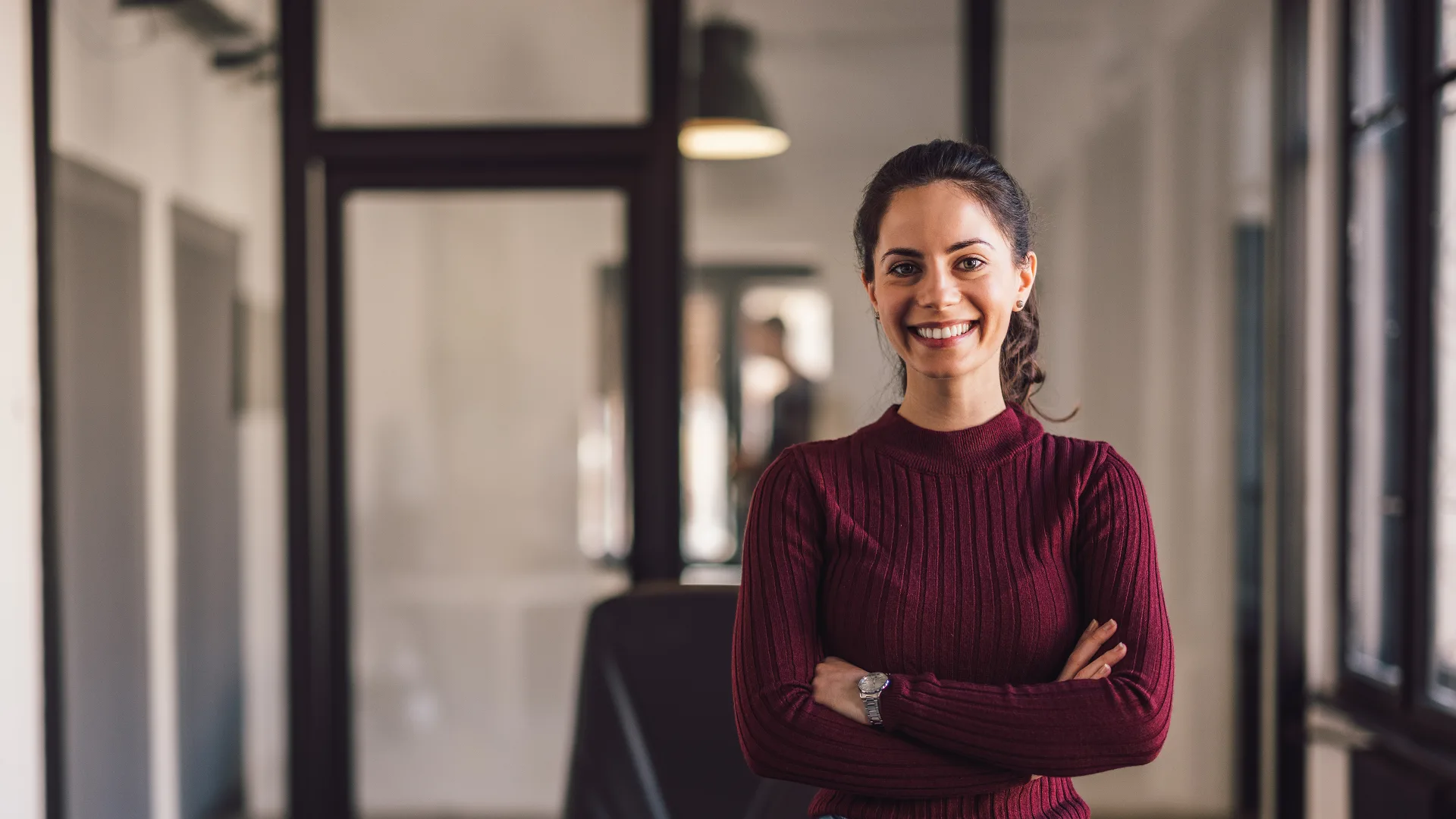 mujer sonriente en oficina