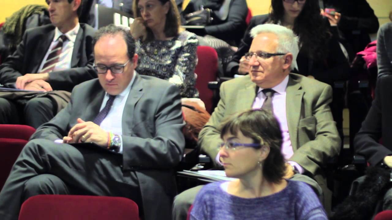 Personas escuchando en una sala de conferencias
