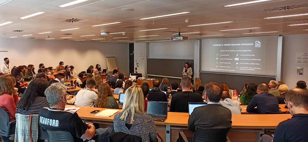 Porta principal d'un edifici d'Esade