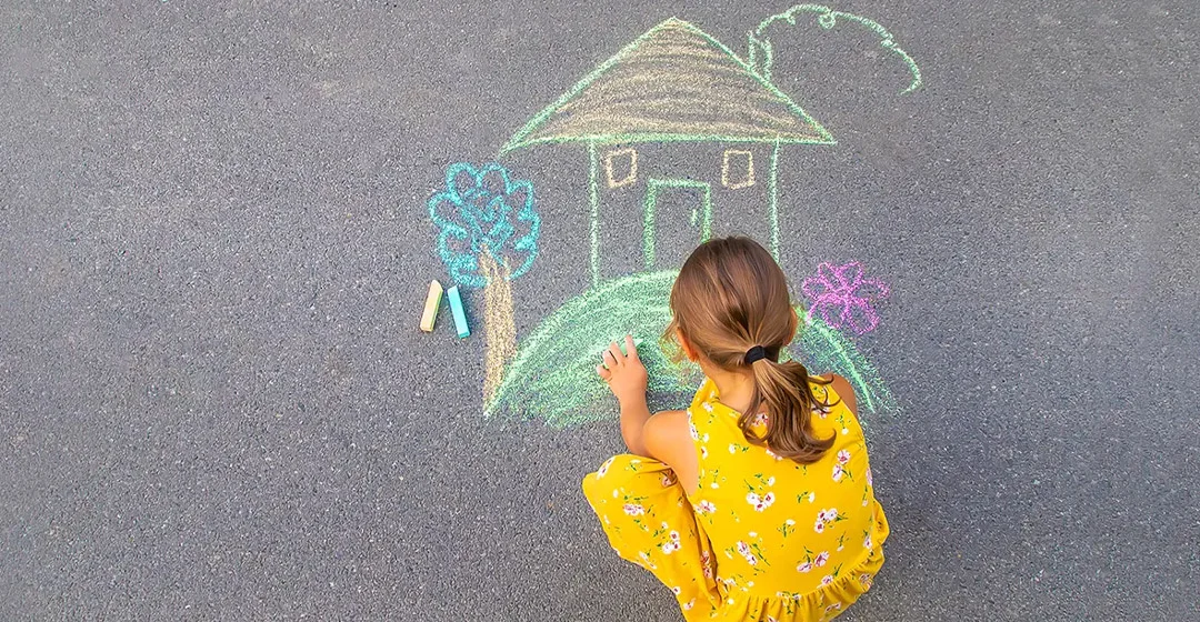 niña pintando en tizas