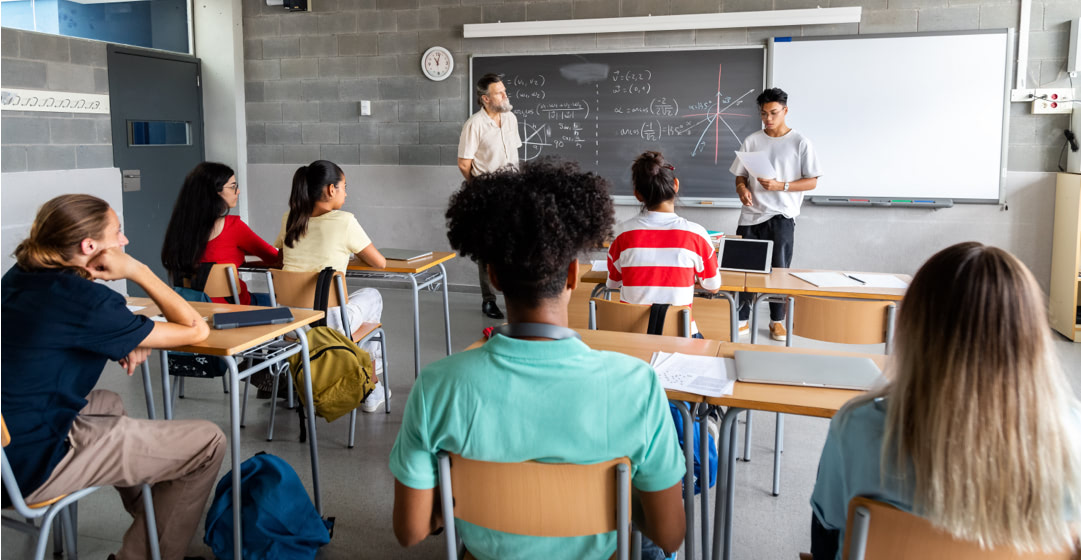 Aula con jóvenes alumnos