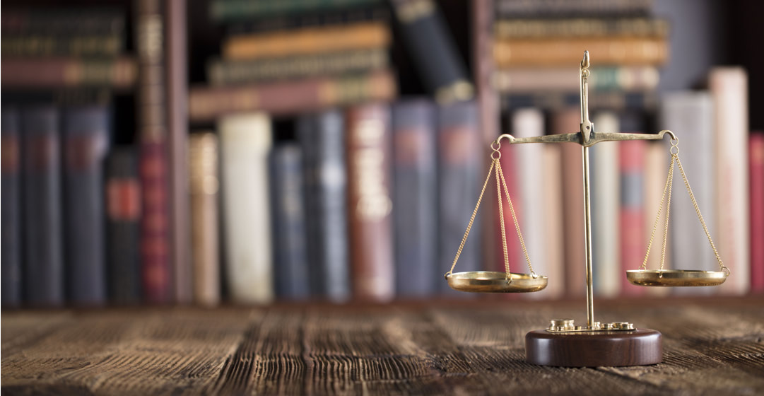 Balanza frente a una librería