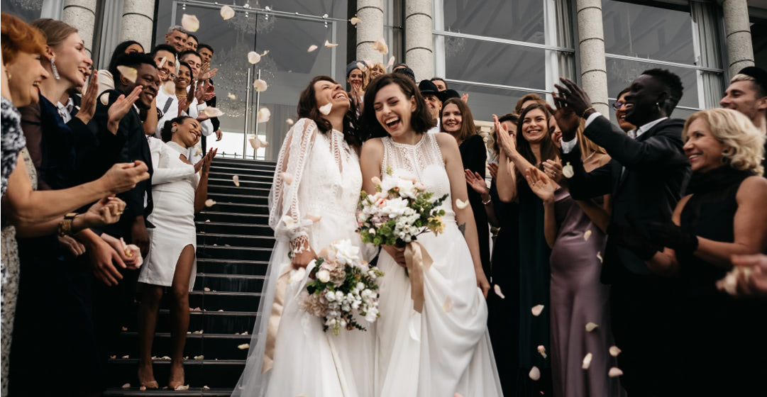 Dos novias (LGBTQI+) recien casadas saliendo del juzgado