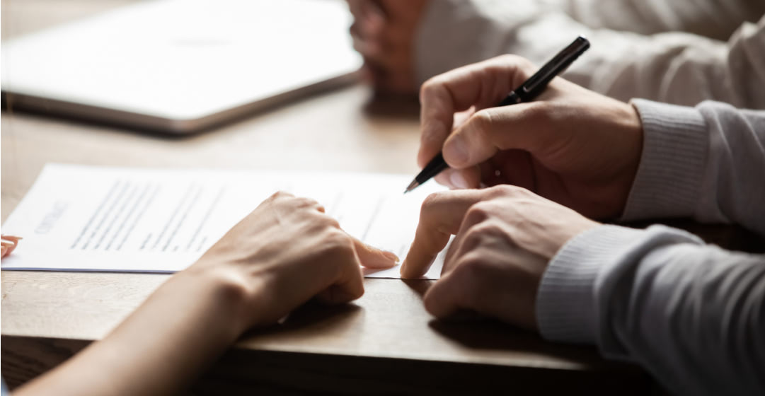 3 personas firmando unos documentos