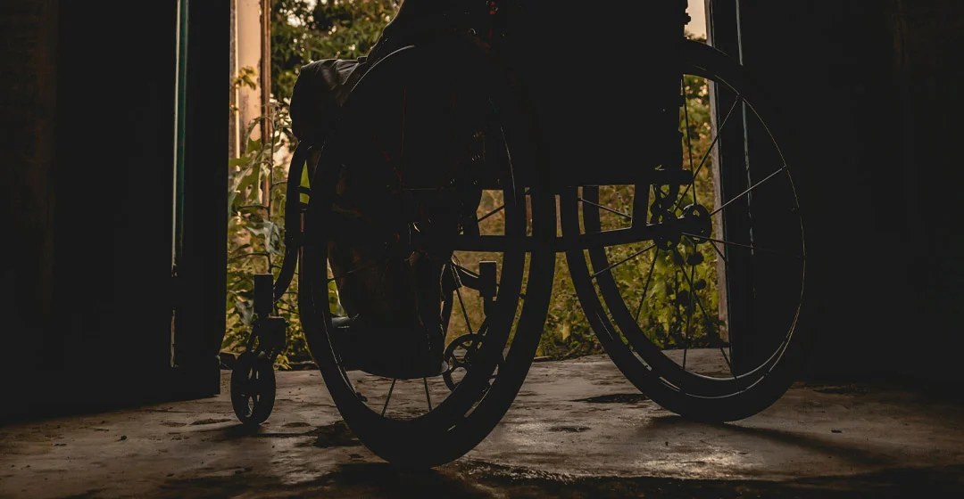 hombre sentado en silla de ruedas