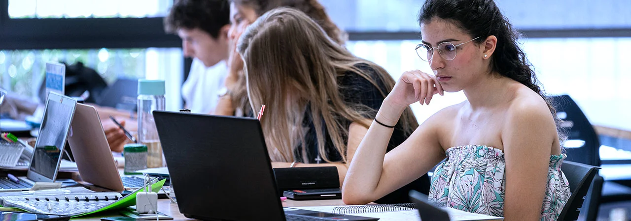 alumnos esade en la biblioteca