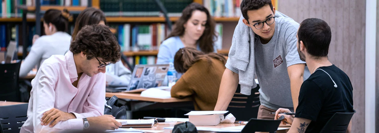 alumnos esade en la biblioteca