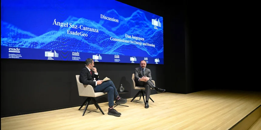 Ángel Saz, director de EsadeGeo, y Dan Jørgensen, comisario de Energía y Vivienda de la UE, durante la 14 Jornada Anual de Energía de EsadeGeo