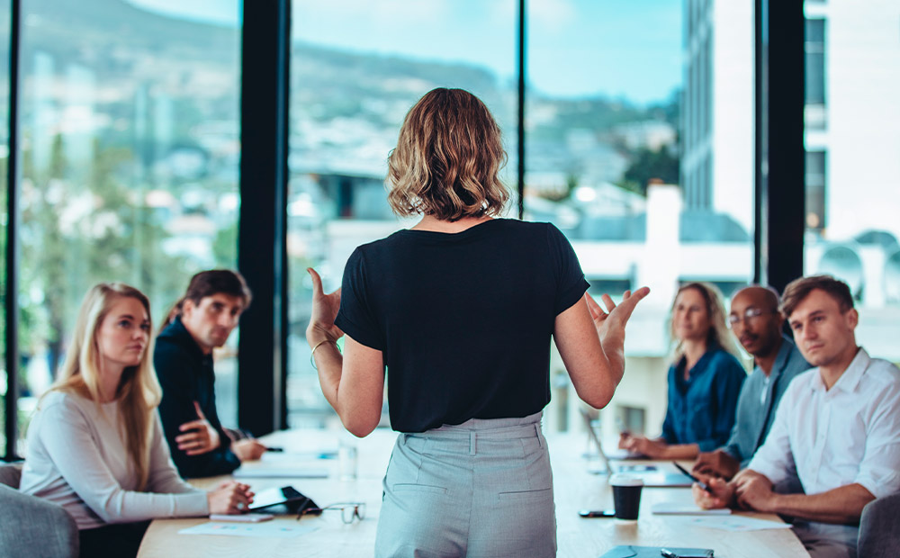 Líder femenina motivando equipo reunión