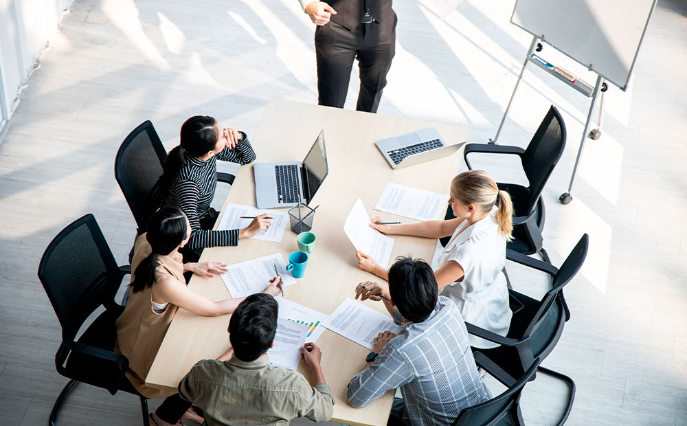 Grupo empleados reunido sala COO