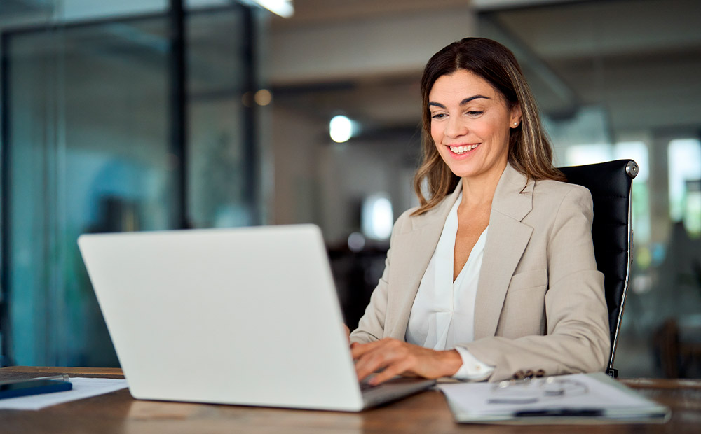 Empresaria usando laptop para estudiar