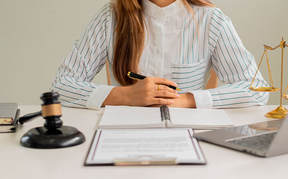 Persona estudiando derecho escritorio