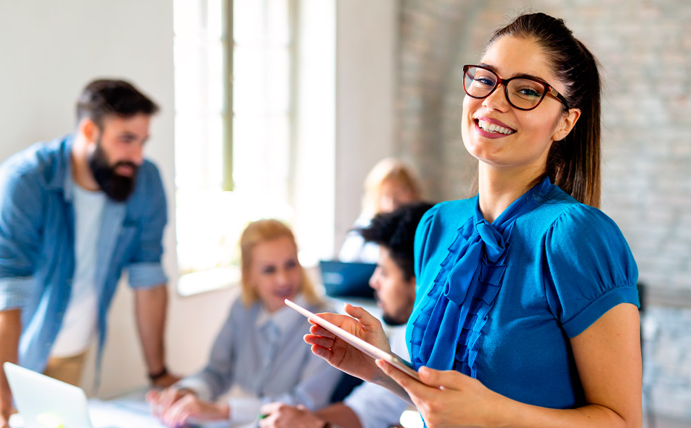 Mujer liderando equipo trabajo híbrido